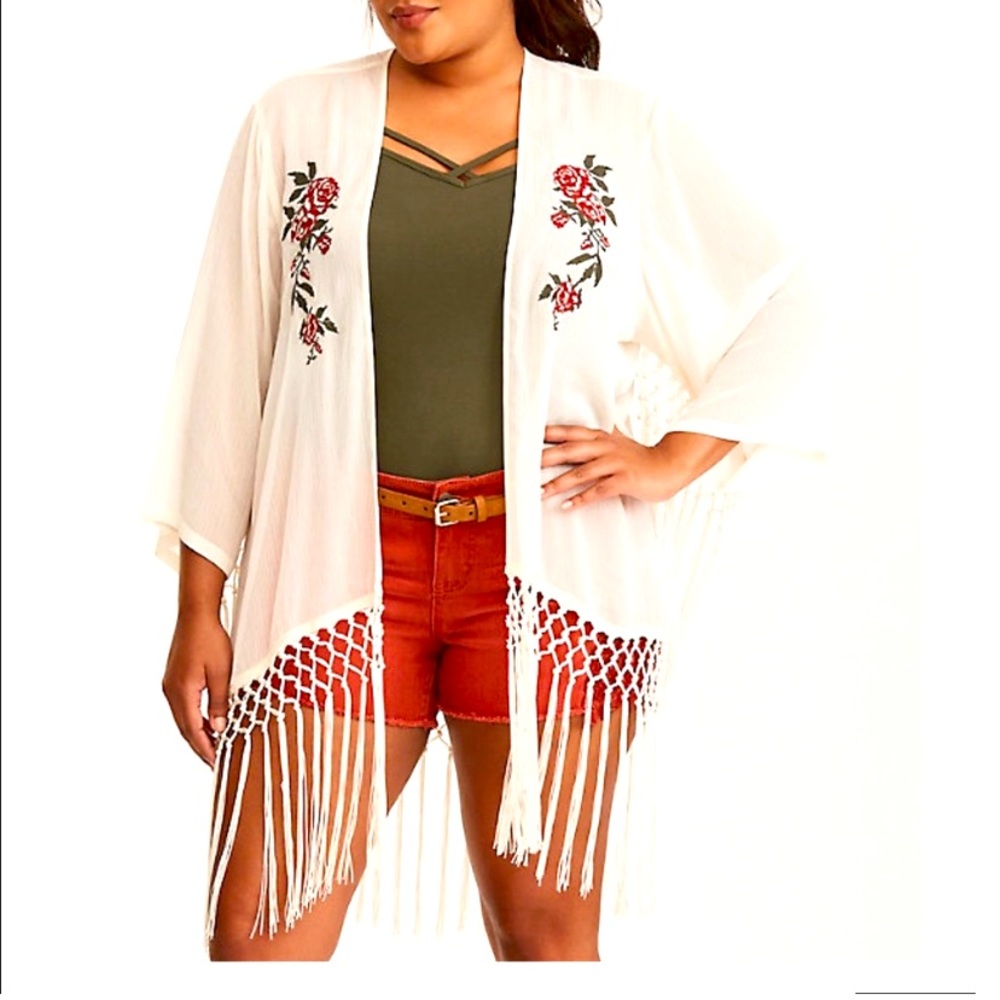 Torrid EMBROIDERED FRINGE KIMONO SZ
10/12